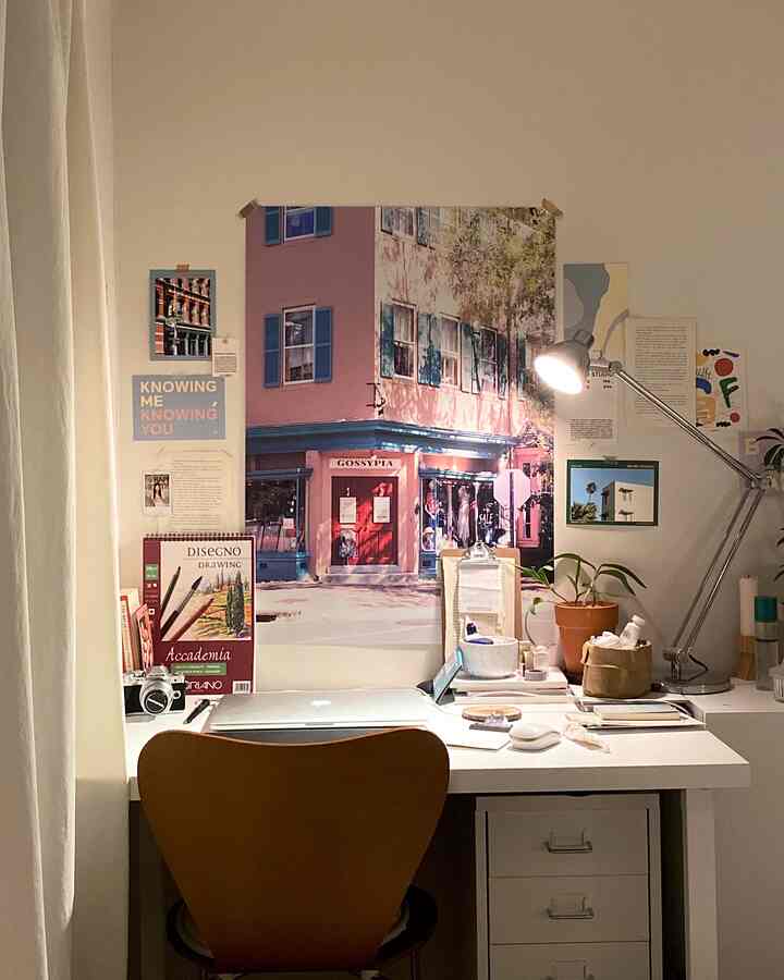 ホワイトとブラウンのトーンのホームオフィス、デスクとポスターが配置された雰囲気のある作業スペース