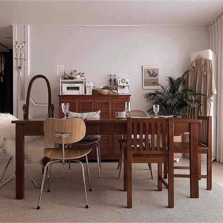 ナチュラルな色調と木製家具が配置されたおうちカフェ兼ダイニング、温かみのある居心地の良いリビングスペース