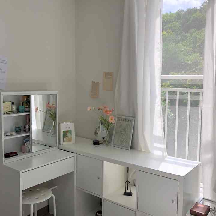 白を基調とした空間、化粧台と造り付けの収納が配置され、清潔感のある広々とした雰囲気のインテリア