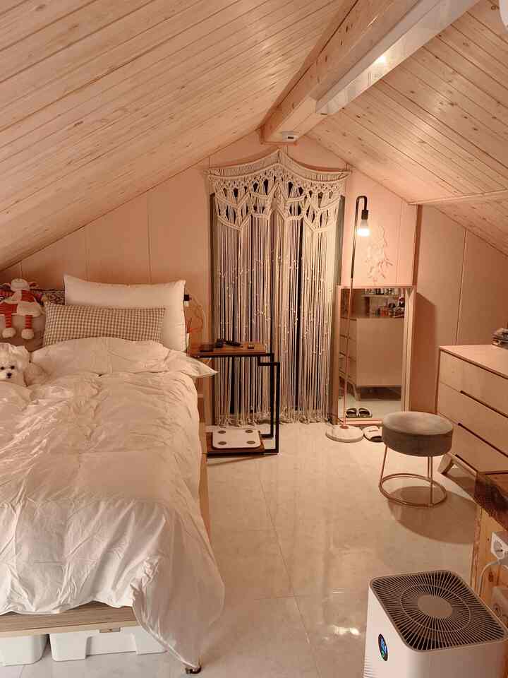 아버지가 지으시고 제가 디자인한 2층 다락방입니다-! 30대에 급 핑크가 좋아 러블리한 감성으로 꾸며가는중이에요 ㅎㅎ