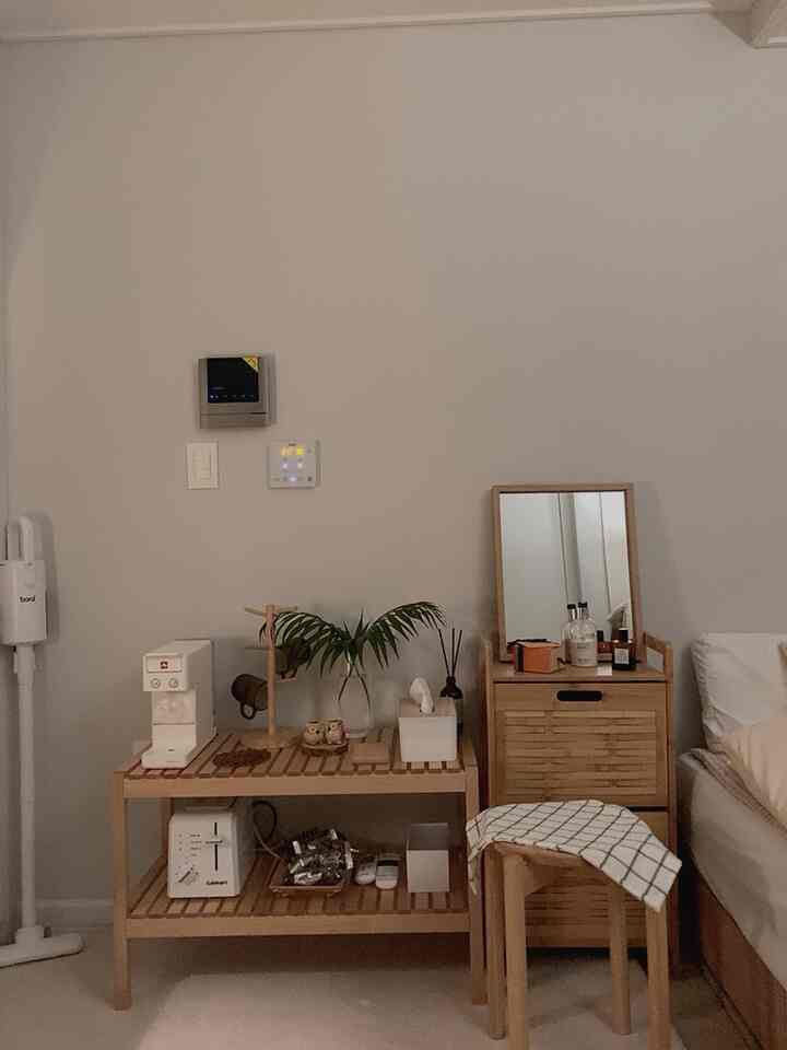 白い壁と木目調家具が配置されたナチュラルモダンな寝室の雰囲気あるインテリア