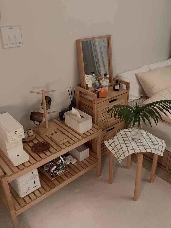 ナチュラルな木目調家具とベージュの寝具が配置された温かみのある寝室空間