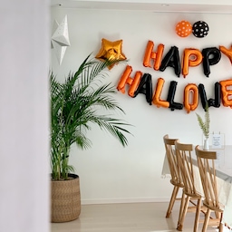 할로윈 파티를 위한 풍선 붙이기👻👻