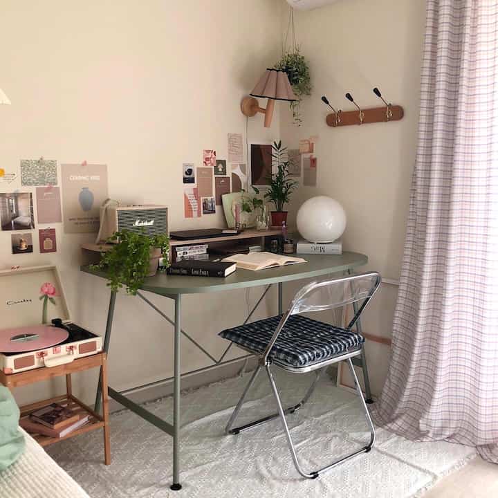 白と緑のトーンの書斎兼おうちカフェ空間、ヴィンテージの小物と植物が調和した雰囲気のあるデスク