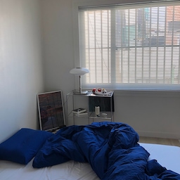 철제모듈가구와 포인트컬러 이불로 연출한 방이예요 