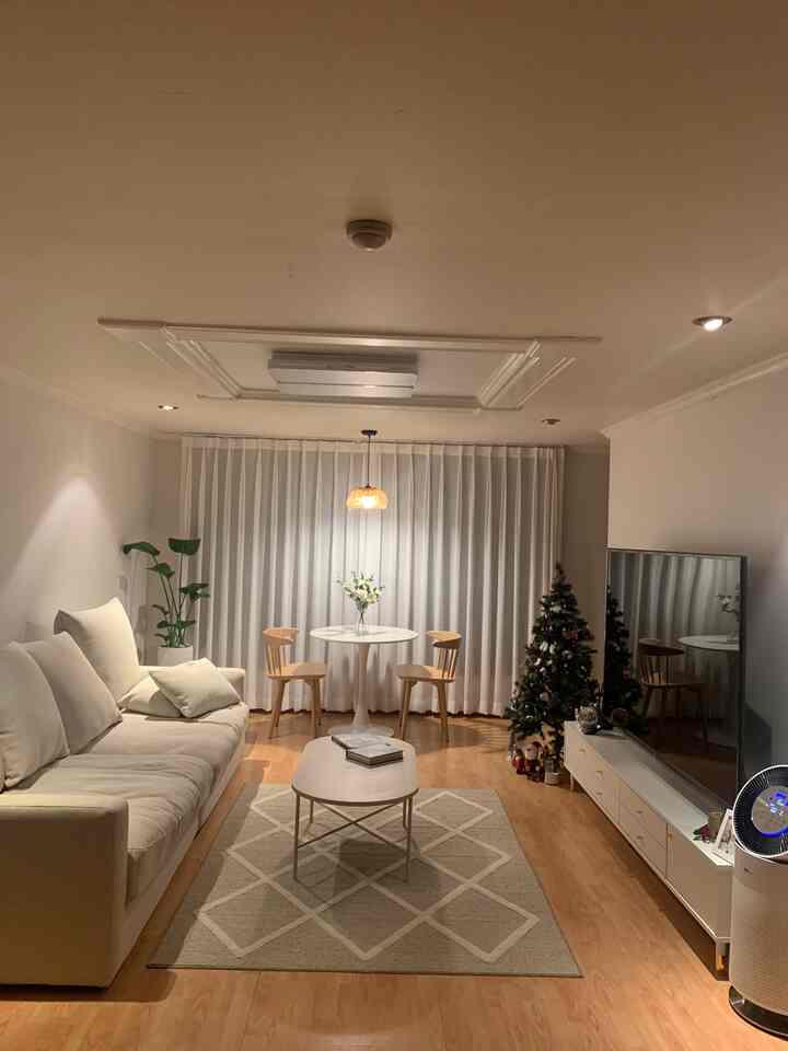 白と木目調が調和した二人暮らしのリビング＆ダイニングルーム、シンプルで温かみのある新婚夫婦の空間