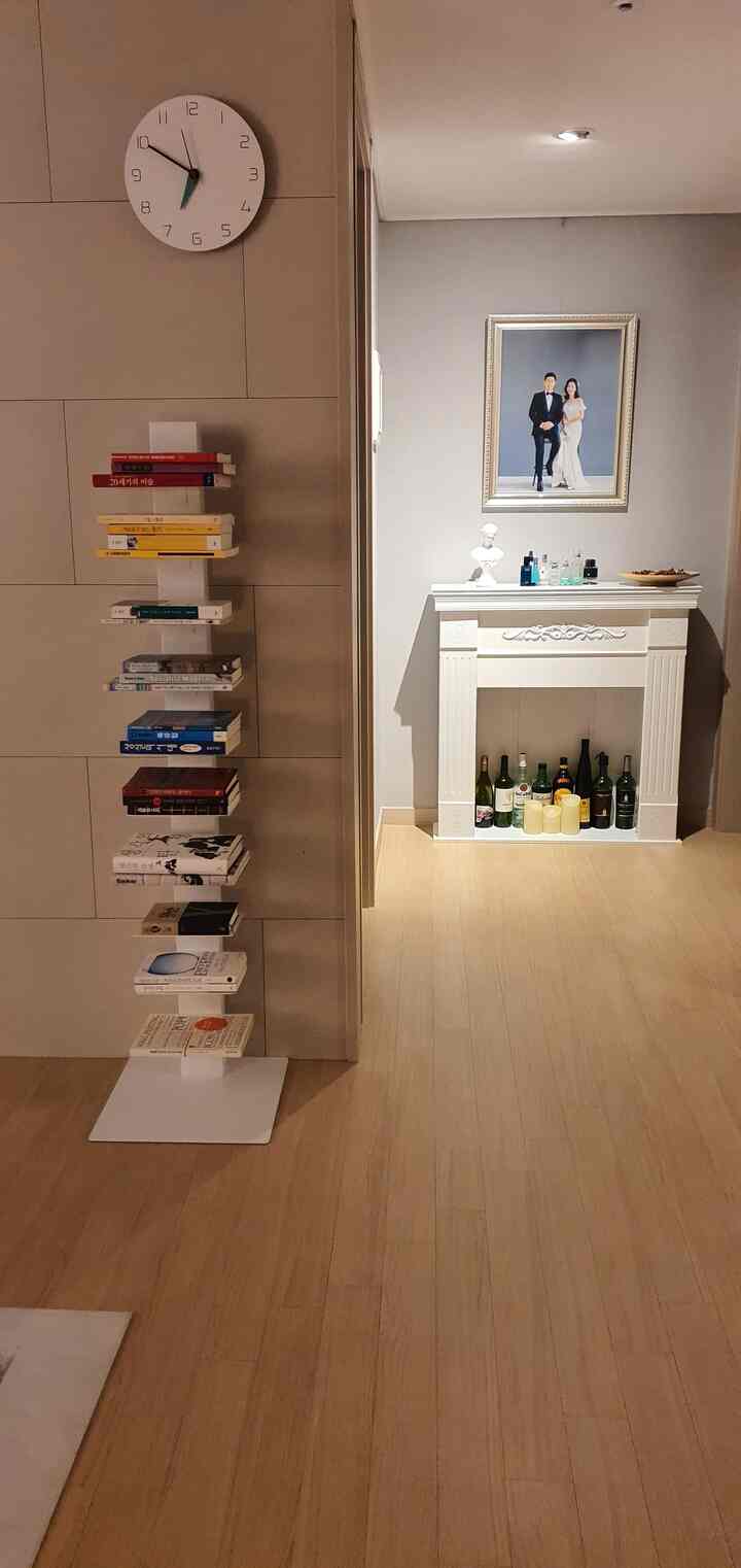 벽난로스타일 콘솔과 우리의 사진
와인, 향수 모으는중
두닷 북선반
맘에 듭니다🥰💕