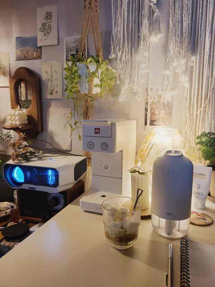 白を基調としたおうちカフェデスクスペース、加湿器とコーヒーマシンが配置された雰囲気のあるインテリア