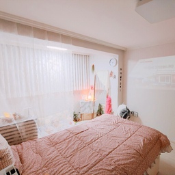 작년에 이사 후
친구들을 초대해 벌였던 
첫 집들이 때 모습🏡
워낙 짐이 많은 맥시멀리스트라
수납공간이 엄청난 침대는 필수!
덕분에 수납가구의 수를 최소화하여
친구들과 놀 수 있는 공간도 세이브✨