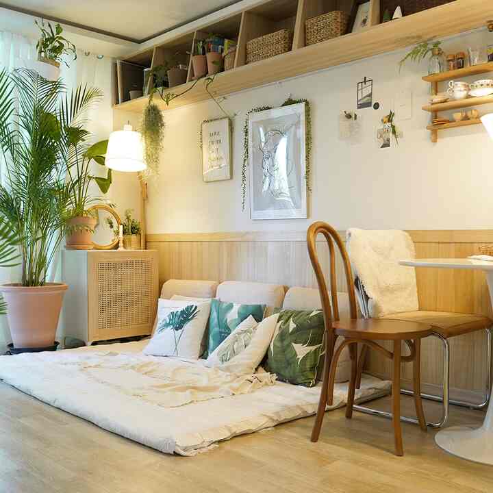 화이트와 우드 감성 & 초록 식물들로 채워진 우리만의 감성 카페st 거실🌿

가장 활동이 많은 곳, 신랑과 둘만 사는 공간에서 아이와 함께 사는 공간으로 바뀌다 보니 안전을 위해 이전에 사용하던 소파의 우드 프레임을 치우고 등받이 쿠션만을 이용해 위험하지 않은 좌식 소파를 만들었어요🛋 ✨

바닥엔 넓게 사용할 수 있는 아이 놀이 매트를 이용해 층간 소음도 걱정 없도록 했답니다👍🏻