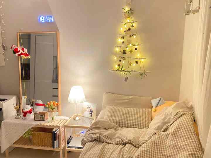 ベージュとナチュラルカラーの寝室、ソファベッドと暖かい照明が配された雰囲気のあるインテリア