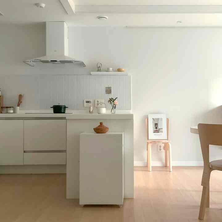 明るいホワイトとナチュラルな木目調が調和した、シンプルでミニマルなキッチン空間