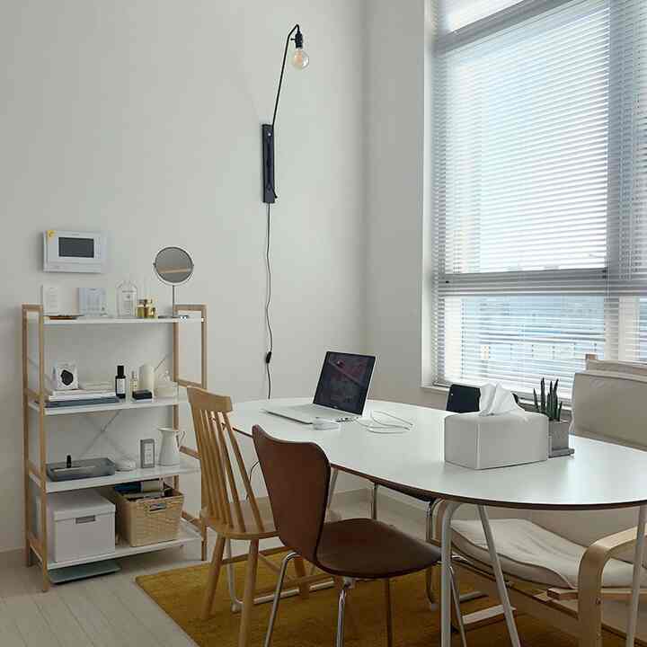 白と木目調のリビング兼ホームオフィス、シンプルで自然なモダンスタイルのインテリア