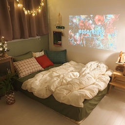 크리스마스 분위기로 바꿔봤어요~ 그린은 워낙 많아서 빨간~ 쿠션추가하고 작은 미니트리를 들였어요