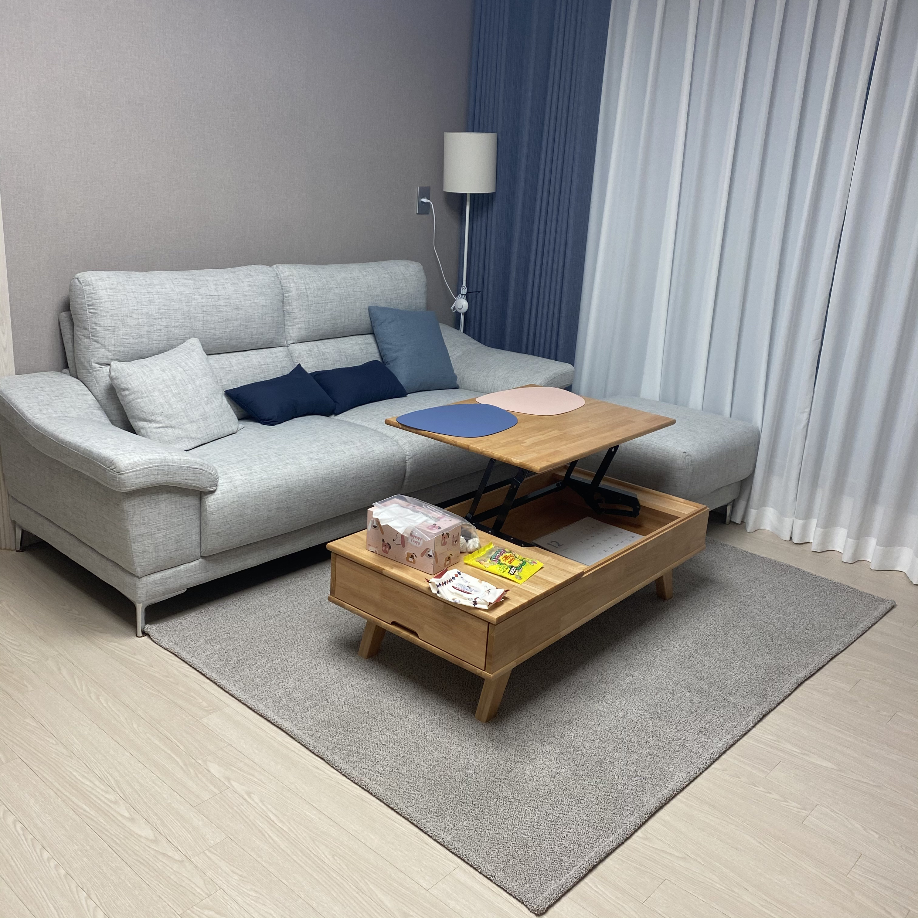 거실은 모던한 느낌+원목 거실테이블로 살짝 따뜻한 느낌(?)으로 꾸며봤어요ㅎㅎ