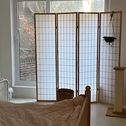 매번 이사 다니면서 커텐 설치하기도 힘들어 사용하게 된 파티션! 겨울엔 창문 틈으로 바람 들어 올라 챠르르 펼쳐두기 