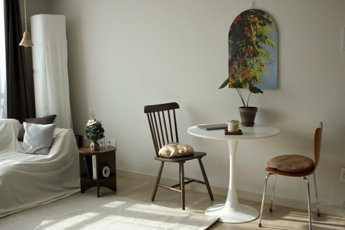 Round Wood Side Table with Built-in Bookshelf user photo