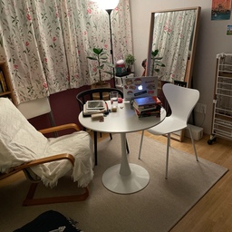 거실이 없는 쓰리룸에 강아지와 둘이 살고 있어서 가장 큰 방을 거실처럼 활용하고 있어요. 재택근무로 집에 보내는 시간이 많지다보니 머무는 공간이 좀 더 예뻤으면 하는 마음이 들더라구요. 그래서 홈카페 느낌으로 꾸며봤어요. 혼자 사는 집이지만 친구들이나 가족들이 놀러왔을때를 대비해서 의자가 많은 편이에요ㅎㅎ 접의식 의자까지 펼치면 6명이 앉을 수 있답니다! 대신 답답해보이지 않게 한쪽 벽에 전신 거울을 두었어요.
