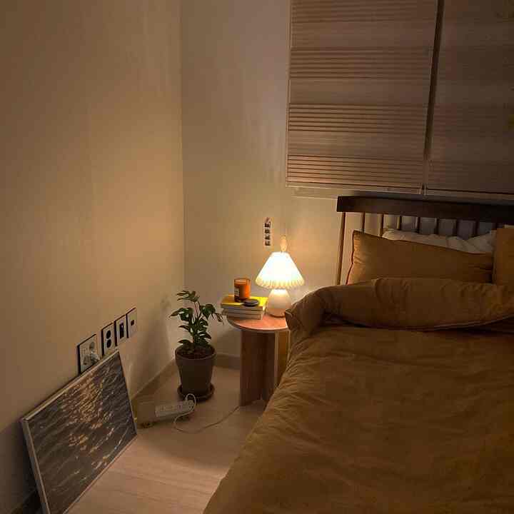 원래 이사올때부터 있던 블라인드를 바꾸지 못한 상태에요 ㅠㅠ 모든 집꾸미길 마치고 제일 마지막으로 달아야지 했는데  미루다보니 아직도 달려있다는 ,, ㅠㅠ 화이트톤 블라인드로 바꿀 예정입니다 ㅎㅎㅎ
