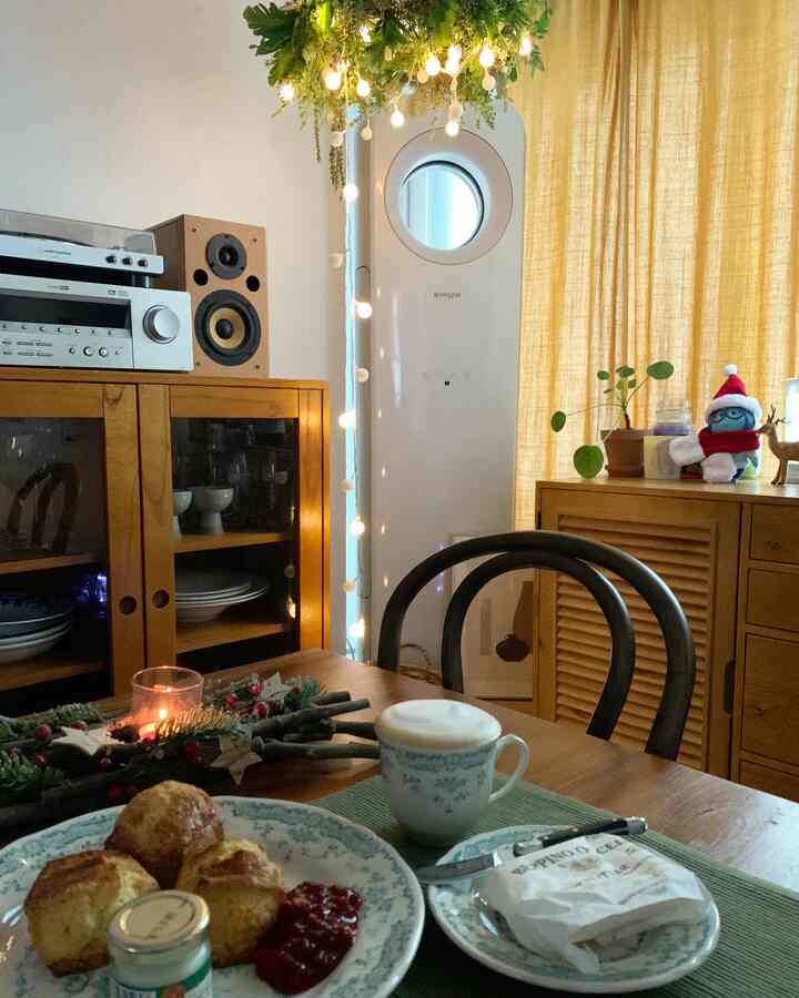 크리스마스를 기다리고 있는 우리집🎄 트리는 없지만, 리스를 천장에 달아주고 조명을 켜주었다. 카페는 테이크아웃밖에 안되는 현실이지만, 나의 공간을 가꾸어 홈카페 업그레이드🎄✨