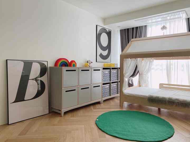 ナチュラルカラーと木目調が調和した子供部屋、木製ベッドフレームとおもちゃ収納が配置された温かみのあるインテリア