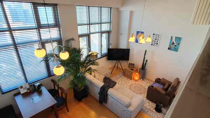 뉴욕의 스튜디오를 옮겨놓은 독신남의 거실