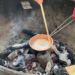 겨울의 별미는 역시...뽑기! 
띠기, 똥과자로도 불리는 뽑기가 너무 먹고싶어서 쟁여두었던 장비를 꺼냈어요! 
그러나 연탄을 구하기가 넘 어렵더라고요.. 결국 숯을 피우기 시작했죠 ㅎㅎ 유기농황설탕과 첨가제 식소다의 아이러니한 만남 속에..뽑기 생산에 들어갑니다...!