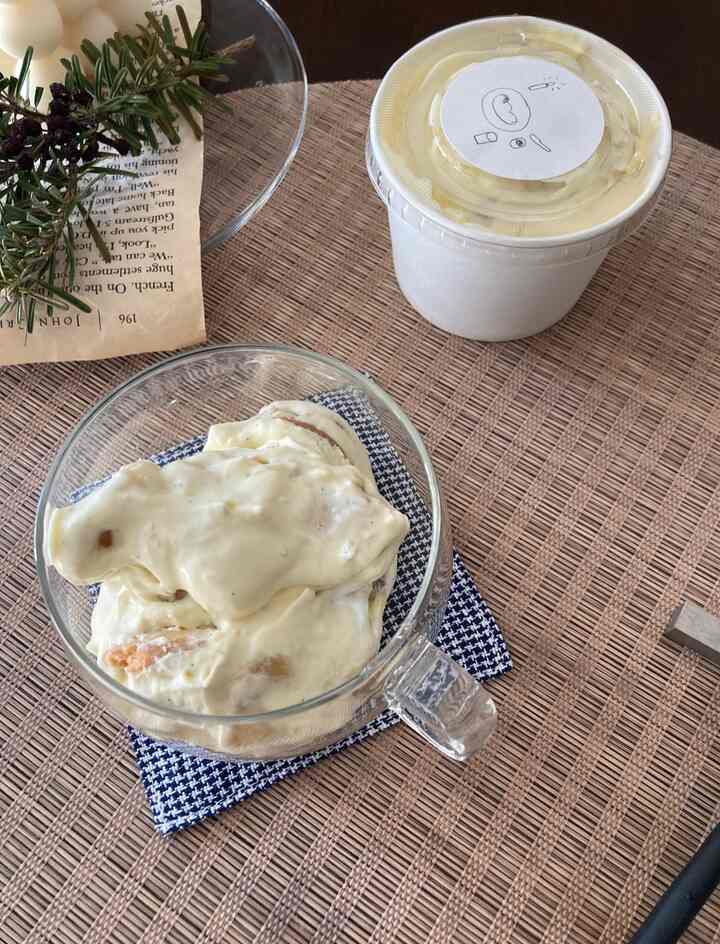 ナチュラルな色調のテーブルマットの上に透明なボウルとシンプルな白いデザート容器が置かれたキッチン用アクセサリー