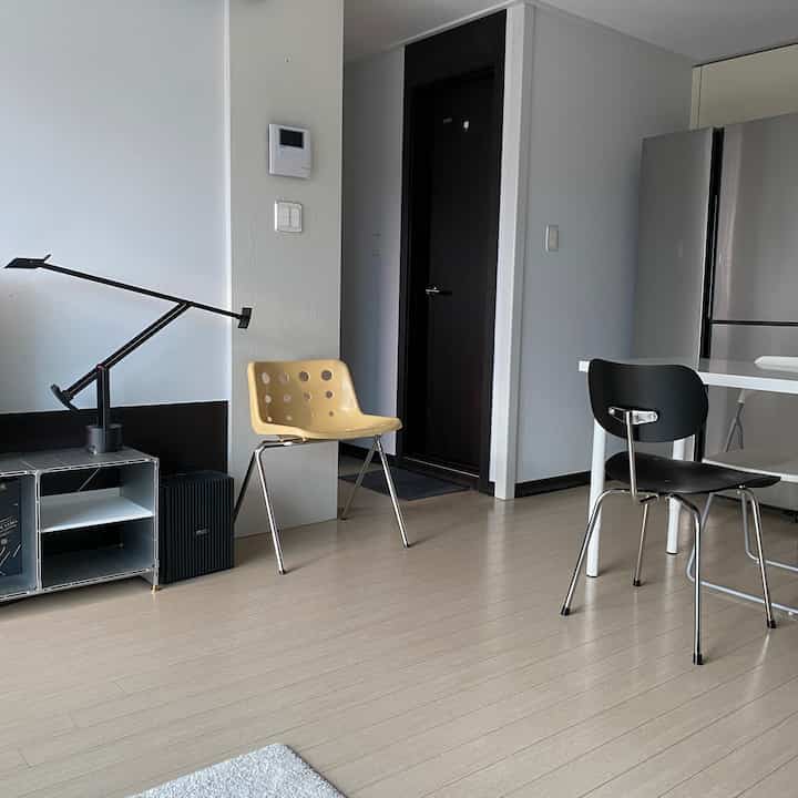 ナチュラルカラーとモダン家具が配置された小さな一人暮らしのインテリア