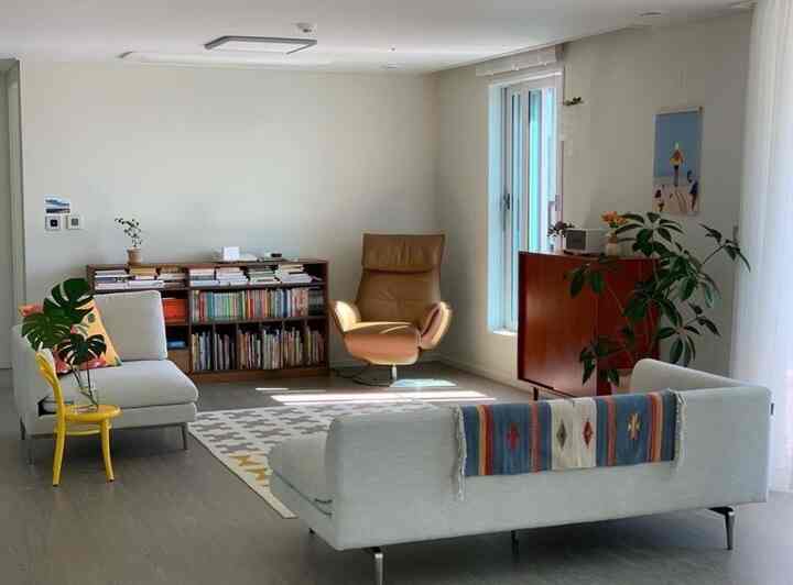 家族が最も時間を過ごすリビングルームです。秋までのリビング風景ですが、今とはまた全く違う感じですね。いつものビンテージが好きです。過度に家のあちこちにヴィンテージな感性が埋もれるように私なりにモダンに解いてみました。
