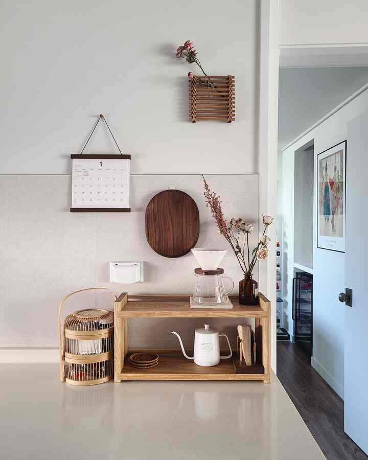 白と木目調が調和したキッチン空間、ダルマジ棚とコーヒー用品がすっきり配置されたおうちカフェの雰囲気あるインテリア