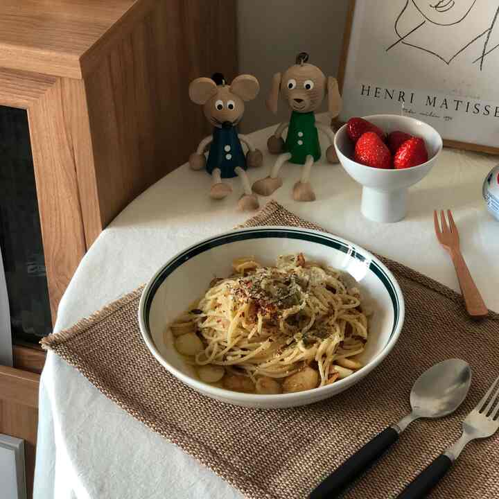 Aglio olio, which I eat at least once a week! It's not fancy, but it looks so delicious to my eyes 🥰❤️