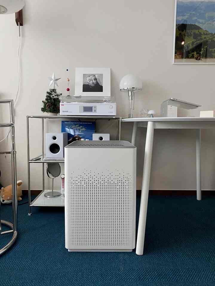 白とネイビーカラーのホームオフィス、LPターンテーブルと3段シェルフ、デスクが配置された清潔感のある作業空間