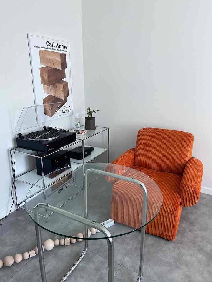 両親と住んでいる家 
堤防は私の好みで飾られています。
ここはそれなりの堤防でリビング（？）といえる空間ですよ！ Villa Record 1人のソファを購入しました。