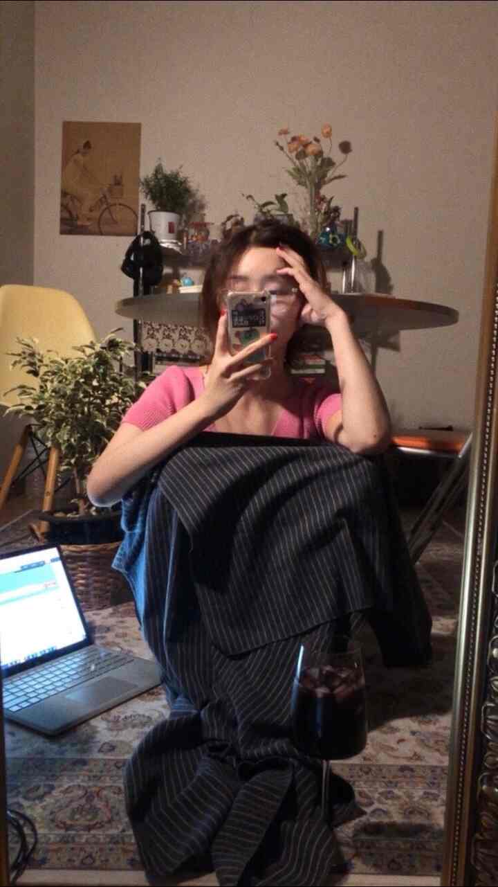 柔らかなナチュラルカラーのリビング、円形テーブルと多彩な植物、カーペットが配置された雰囲気のある空間