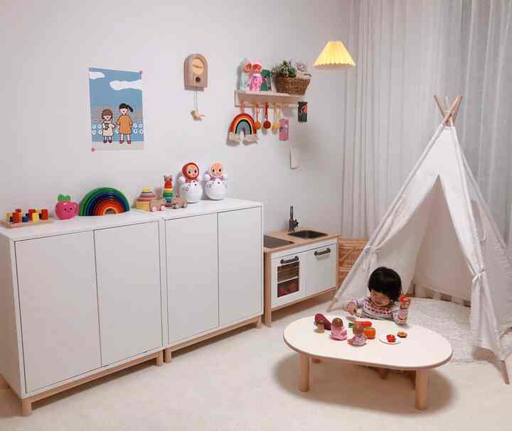 白と木目調の調和が取れた子供部屋、玩具収納棚とインディアンテントが配置された雰囲気のある遊び空間