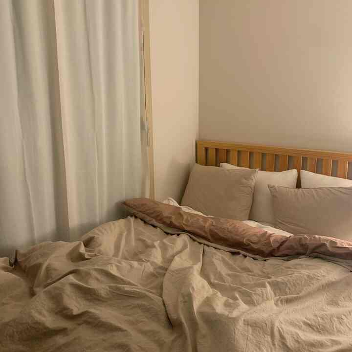 こんにちは、茶を勉強する26歳のホテルリアです！最初にお見せするスペースは居心地の良い私の寝室です！以前から跡を始めたら、ぜひ寝具をホワイトやベージュに合わせたいと思いました。だから、自炊が始まるとすぐに白い寝具を手に入れて使うが、もう日も寒くなるほど、厚い布団をもう一つ買って二つをずっと覆って捕まえます。  私はこの角度で見る私のベッドがとても好きです。居心地の良い暖かい気分になって、私が私の部屋で一番好きな空間です！