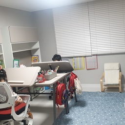 올해 초등학교 입학하는 아들을 위해 공부방을 꾸며줬어요^^ 오래사용할 생각으로 책상은 알록달록하지 않은 모던한 스타일로 꾸며줬어요!! 깔끔한 디자인과 실용성 있는 구조로 아이들 마음에, 엄마 마음에 쏘옥! 들어요~