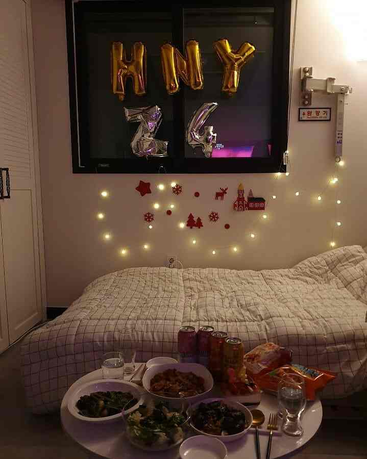 寝室スペース
ワンルームだから部屋が広く見えたくて低床型ベッドを選びました！暖かい雰囲気のために、木のパレットをマットレスの下に置きました。