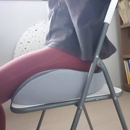 저렴이 의자도 기능성 메모리폼방석 하나 잘쓰니
앉아있는게 엄청 편해짐!
내 바른자세 찾았다♡