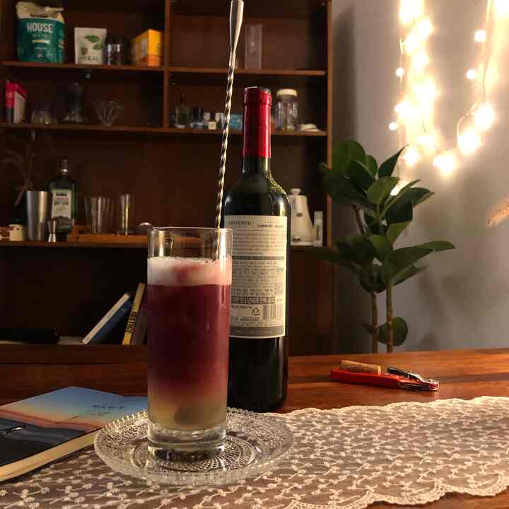 ブラウンとホワイトの色調のホームバー空間、カクテルグラスとワインボトルがテーブルランナーに置かれた雰囲気のあるインテリア