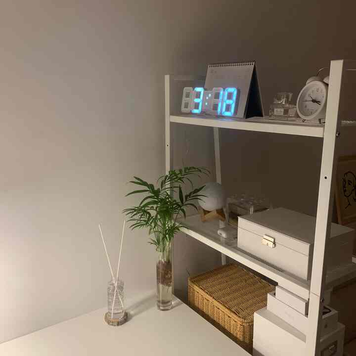 白とナチュラルカラーの調和が美しい空間、棚とテーブルヤシが配置された清潔感のある自然なインテリア