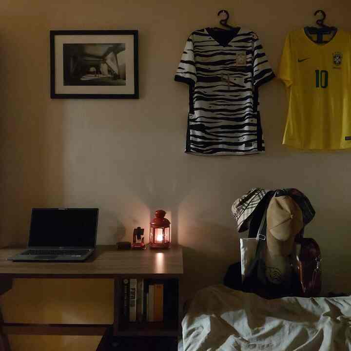 ブラウンの木目調とホワイトの寝具が調和した一人暮らし用の小さな寝室兼ホームオフィス、落ち着いた雰囲気のインテリア