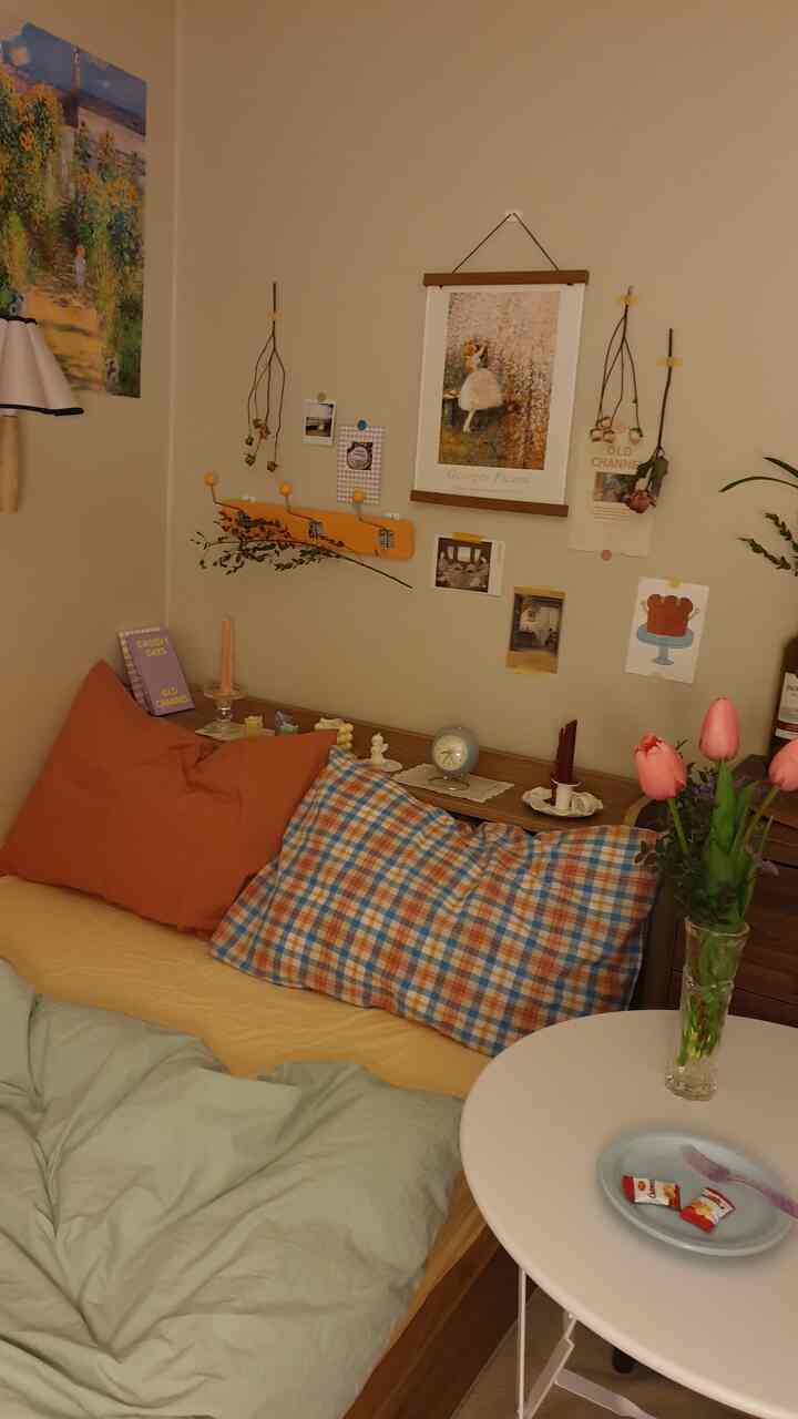 Cozy 4.5-mat bedroom with beige walls and natural wood furniture, featuring a bed with cushions and a vase of tulips