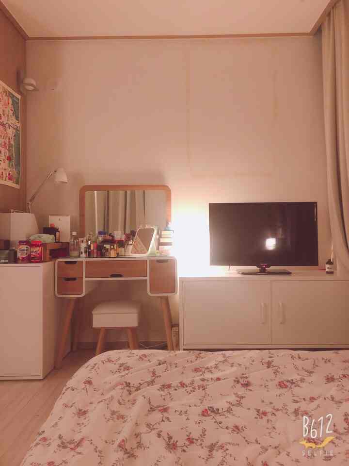 White and wood-toned 7-pyeong studio bedroom featuring a vanity and TV stand arranged on one wall with a warm atmosphere