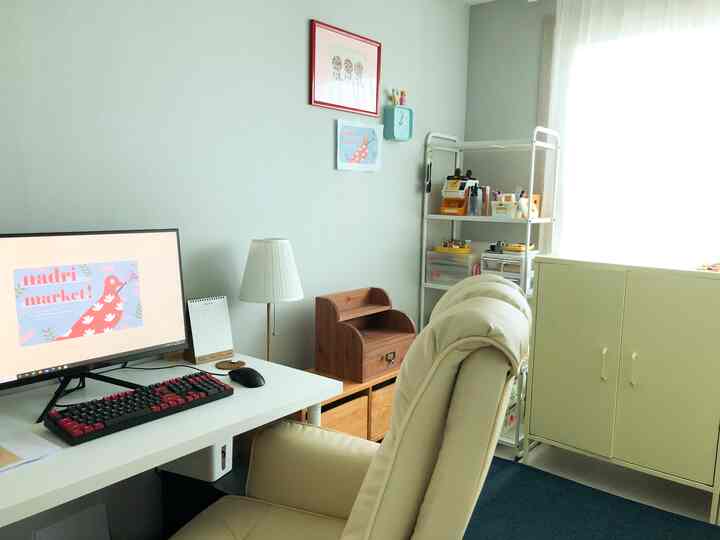 白とベージュの色調のホームオフィス、机とオフィスチェアが配置された清潔でモダンな作業空間