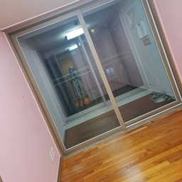 아들방하기로 한 방 전에 살던사람 딸방였는지 핑크도배 ㅎ 완강기ㅜ 깨져있구 확장은 안하기로 하고 머릿속에  인테리어중 