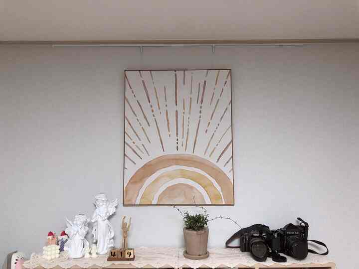 リビングルームには黄色の額縁を掛けておけばいいと言って
花を中心に探しています。
偶然に布団を見に行って発見した額縁
本物の実物も素敵ですよ！
サンセットです。
思い浮かぶ太陽のようです。
何か希望的な気持ちにさせてくれますね！

ちなみに黄色い光より少し赤い
赤裸々に表現すると、乾いた血のようです。
素敵ですね！

三番目に合ったペット植物のミニマサク糸。
鉢植えも醜いようながらもオシャレ！
茎がどのように成長するのか気になりますね。