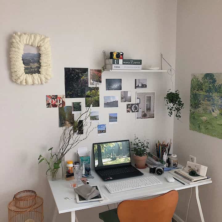 白を基調とした壁とデスク、植物が配置された落ち着いたホームオフィス空間