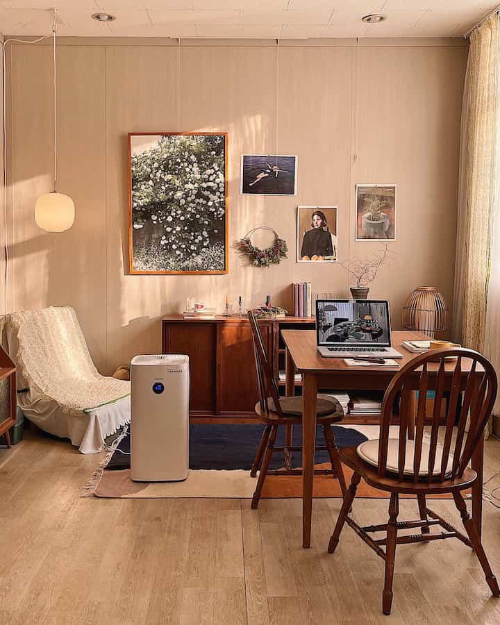 温かみのあるナチュラルトーンのホームオフィス、木製の机と椅子、空気清浄機が配置された清潔感のあるインテリア